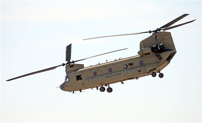 Chinook-Helikopter für Deutschland: USA stimmen Verkauf zu Boeing-Helikopter vom Typ CH-47 Chinook während eines Flugs auf der Internationalen Luft- und Raumfahrtausstellung ILA im Juni vergangenen Jahres.