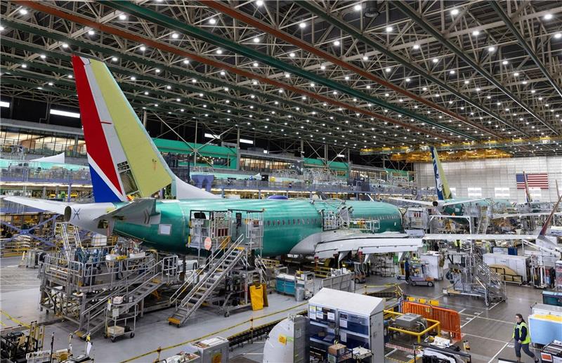 Neues Problem mit Boeings Unglücksflieger 737 Max Boeing-Mitarbeiter arbeiten an der Endmontagelinie der 737 MAX im Boeing-Werk Renton, USA.