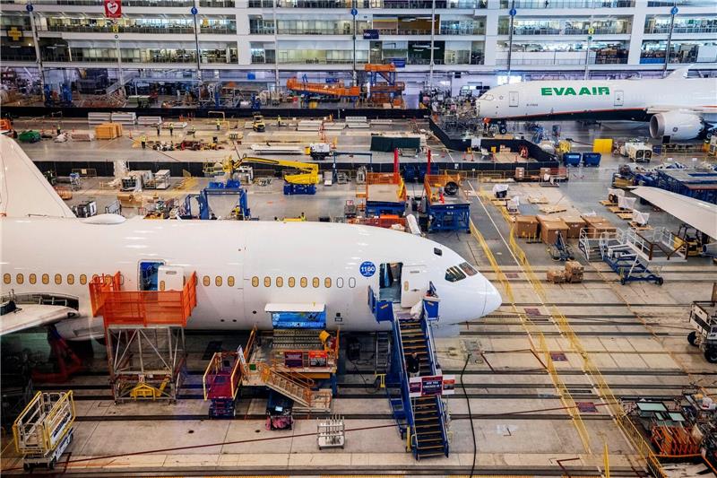 Auch Boeing erwartet bis 2042 Verdopplung der Flugzeugflotte Boeing-Mitarbeiter montieren ein Flugzeug des Typs «Boeing 787» im Hauptmontagegebäude auf dem Boeing-Campus in der US-Stadt North-Charleston.
