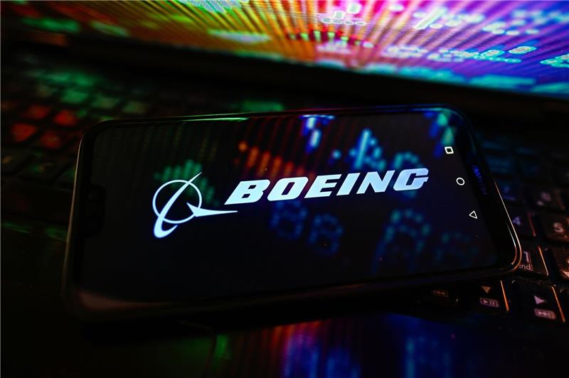Emirates-Auftrag beflügelt Boeing Boeing holte insgesamt Aufträge von über 176 Passagierflugzeuge herein.