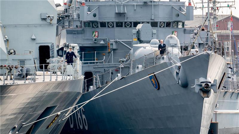 Bogislav von Puttkamer (links) ist Kommandant der Fregatte „Baden-Württemberg“. Sein Vater Hubertus war einst Kommandant des Zerstörers „Mölders“.