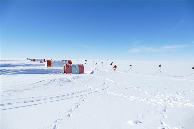 Eis der Antarktis kann rasant schwinden Bohr- und Wohnzelte einer Expedition am Skytrain Ice Rise in der Westantarktis.