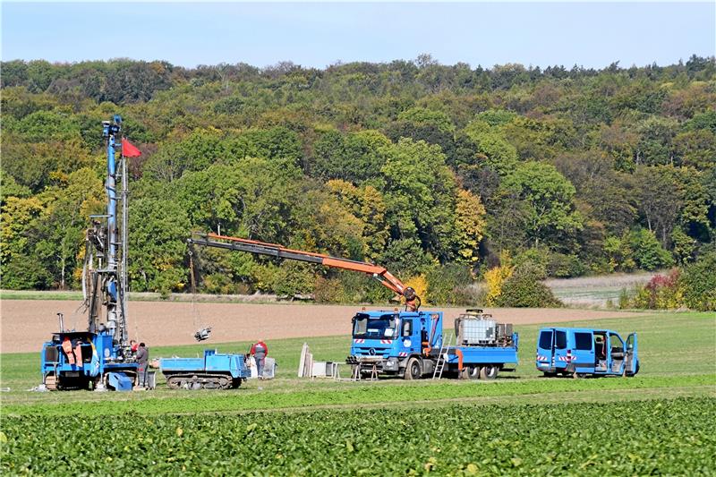 Bohrungen auf der Haar sollen Aufschluss über die Tragfähigkeit des Untergrunds geben – das Areal ist ein Erdfallgebiet. Fotos: Gereke