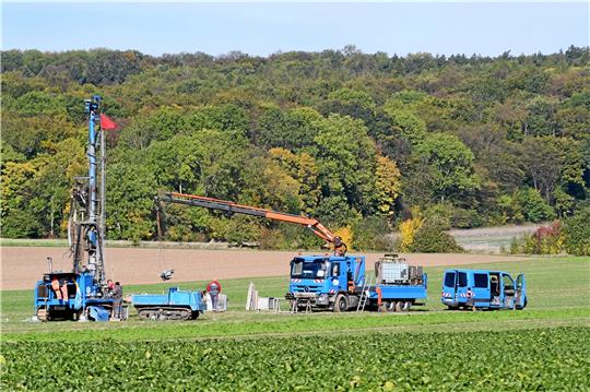 Bohrungen auf der Haar sollen Aufschluss über die Tragfähigkeit des Untergrunds geben – das Areal ist ein Erdfallgebiet. Fotos: Gereke