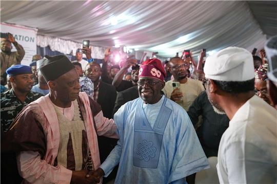 Bola Ahmed Tinubu (M) feiert mit Anhängern in der Wahlkampfzentrale seiner Partei in Abuja.