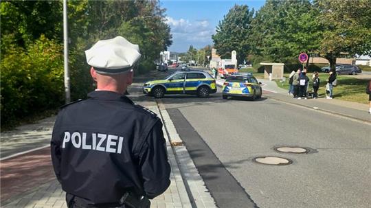 Bombendrohung und Amokalarm: Polizeikräfte sperren am Dienstag das Schulzentrum Goldene Aue weiträumig ab.