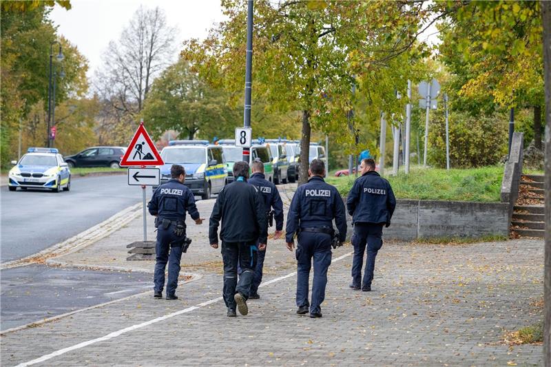 Erneut Welle von Bombendrohungen an Schulen Bombendrohungen an Schulen haben Polizeieinsätze in mehreren Bundesländern ausgelöst.