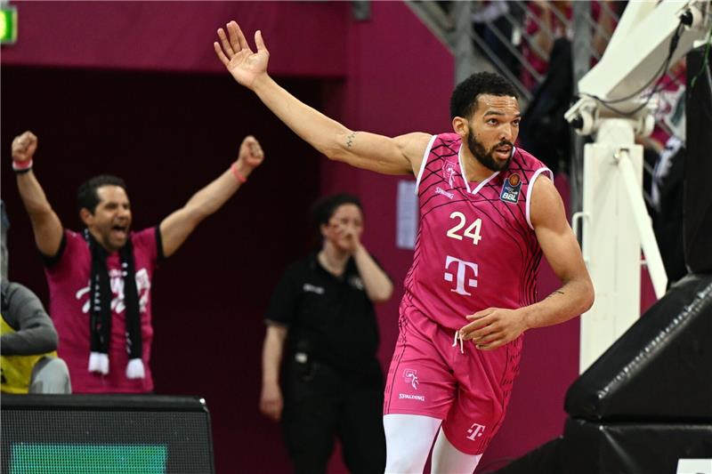 Oldenburg verpflichtet Telekom Baskets Deane Williams Bonns Deane Williams jubelt.