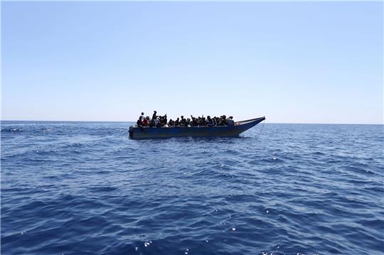 Boot mit Flüchtlingen vor der libyschen Küste. Seit Monaten versuchen sehr viele Menschen, von Nordafrika aus über die gefährliche Mittelmeerroute Süditalien zu erreichen.