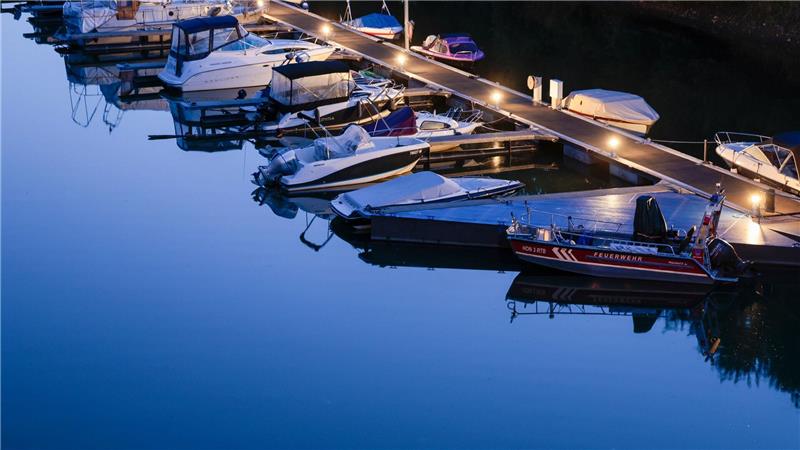 Bilder des Tages Boote liegen im Altrheinarm vor der Insel Grafenwerth.