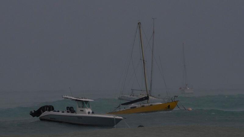 Schwerer Sturm „Beryl“ verliert an Kraft - sechs Tote Boote liegen während des Durchzugs von Hurrikan „Beryl“ in der Carlisle Bay vor Anker.