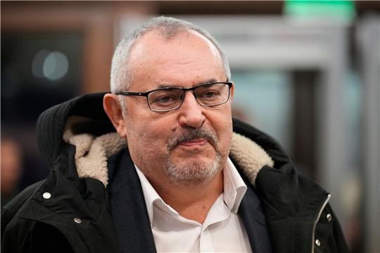 Boris Nadeschdin reicht seine Unterlagen als Präsidentschaftskandidat bei dem Zentralen Wahlkomitee Russlands in Moskau ein.