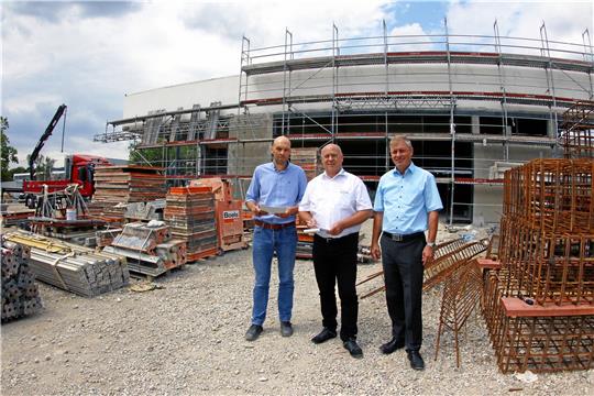 Boris Neise, Dirk Mettke und André Berger (v. li.) stehen vor dem künftigen Außenbereich des Marktkauf-Cafés. An der linken Ecke des Gebäudes ist der zukünftige Haupteingang zu erkennen.  Fotos: Epping