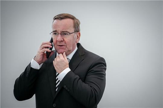 Boris Pistorius (SPD), Bundesminister der Verteidigung, telefoniert.
