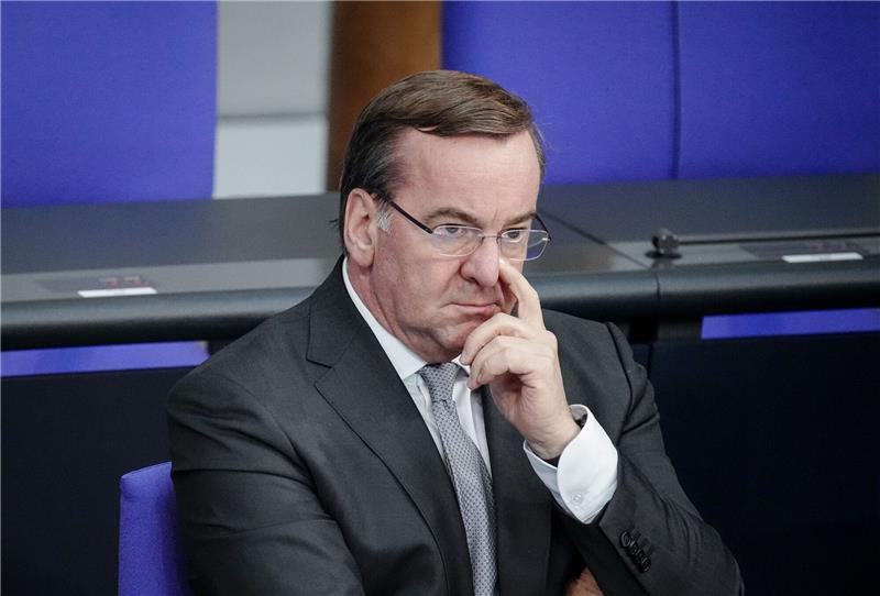 Pistorius „entsetzt” von Teilnahme Schröders bei Empfang Boris Pistorius (SPD), Bundesminister der Verteidigung, sitzt im Bundestag.