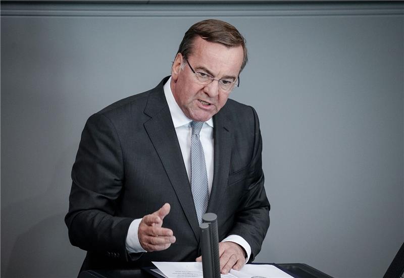Pistorius nimmt Sudan-Rückkehrer der Bundeswehr in Empfang Boris Pistorius (SPD), Bundesminister der Verteidigung, spricht.