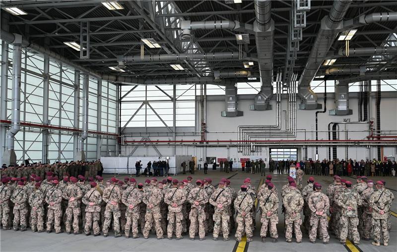Viel Lob für Bundeswehr-Einsatz im Sudan: „Voller Erfolg” Boris Pistorius (SPD), Verteidigungsminister begrüßt die Rückkehrer aus dem Sudan auf dem Fliegerhorst in Wunstorf in der Region Hannover.