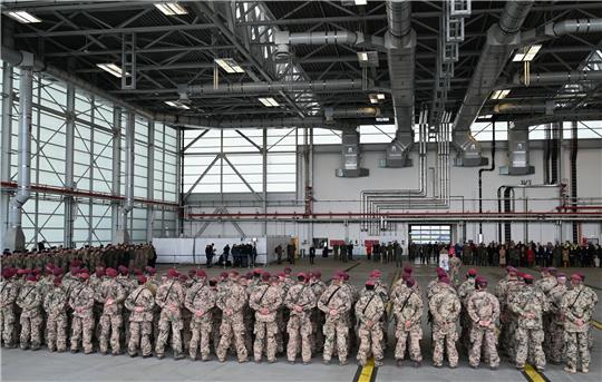 Boris Pistorius (SPD), Verteidigungsminister begrüßt die Rückkehrer aus dem Sudan auf dem Fliegerhorst in Wunstorf in der Region Hannover.