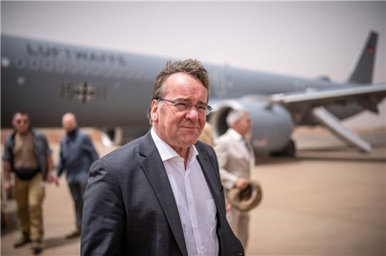 Boris Pistorius (SPD), Verteidigungsminister kommt am Flughafen an. Der Besuch im Niger ist Auftakt der mehrtägigen Reise in die Sahelregion.