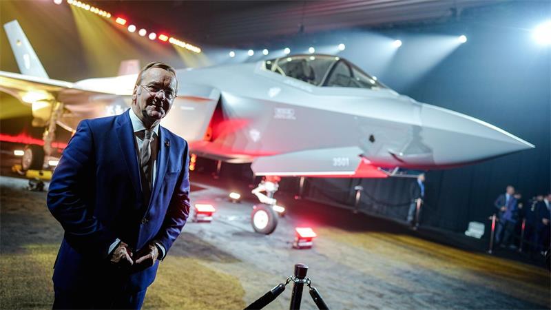 Boris Pistorius (SPD), Verteidigungsminister, steht bei der Übergabezeremonie vor dem Kampfflugzeug vom Typ F-35A der Deutschen Luftwaffe auf dem Werksgelände des US-Unternehmens Lockheed Martin in Texas.