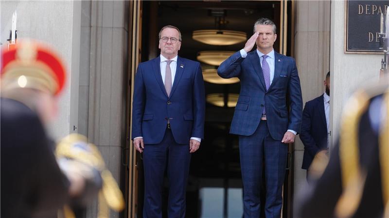 Boris Pistorius (SPD, l), Bundesminister der Verteidigung, wird von seinem US-amerikanischen Amtskollegen Pete Hegseth mit militärischen Ehren empfangen. 