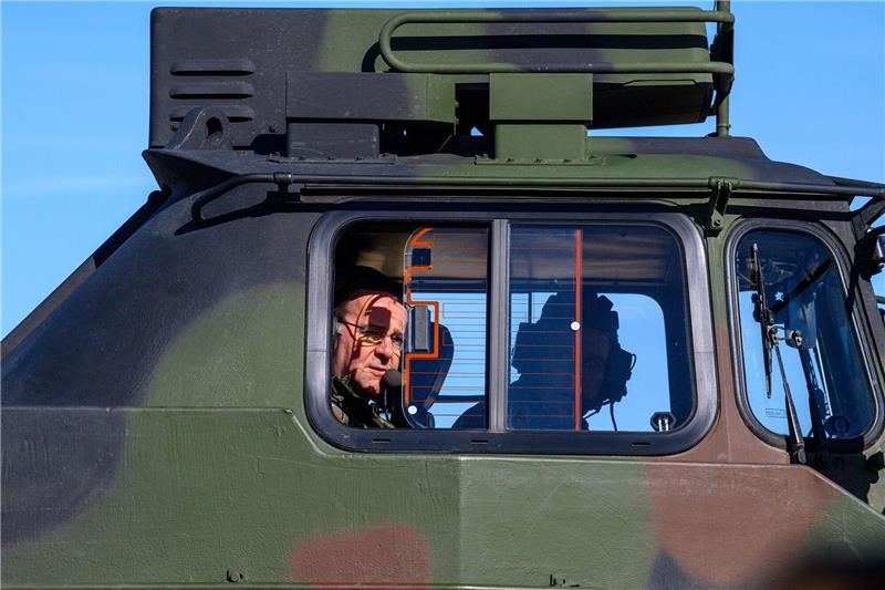 Ausrüstungslücken bei Bundeswehr nicht bis 2030 geschlossen Boris Pistorius beim Besuch der Streitkräftebasis der Bundeswehr in Mahlwinkel.