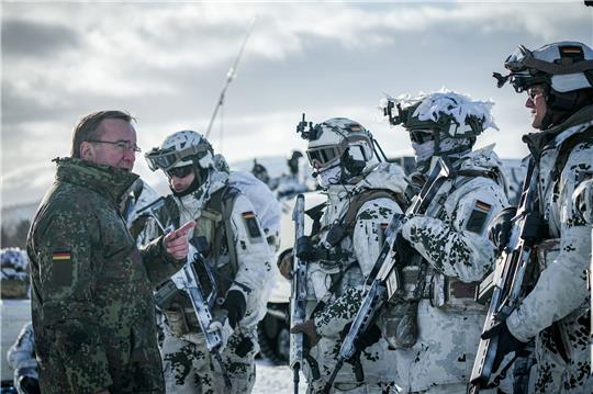 Boris Pistorius im Gespräch mit Gebirgsjägern der Bundeswehr bei der Nato-Übung «Nordic Response».