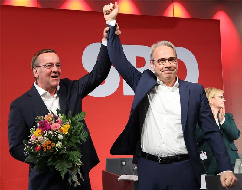 Thüringens Innenminister Maier ist SPD-Spitzenkandidat Boris Pistorius (l, SPD), Bundesverteidigungsminister und Georg Maier (SPD), Innenminister von Thüringen und SPD Landesvorsitzender winken auf der Landesdelegiertenkonferenz der SPD.
