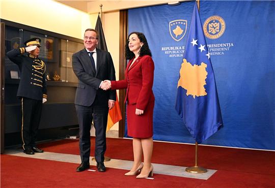 Boris Pistorius (l.) wird von Vjosa Osmani, Präsidentin der Republik Kosovo, begrüßt.