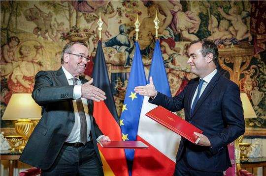 Boris Pistorius (l) und Sébastien Lecornu geben sich nach der Unterzeichnung der Absichtserklärung beider Länder für das Kampfpanzersystem der Zukunft die Hand.