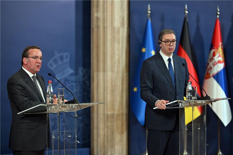 Boris Pistorius und Aleksandar Vucic (r) geben gemeinsam eine Pressekonferenz.