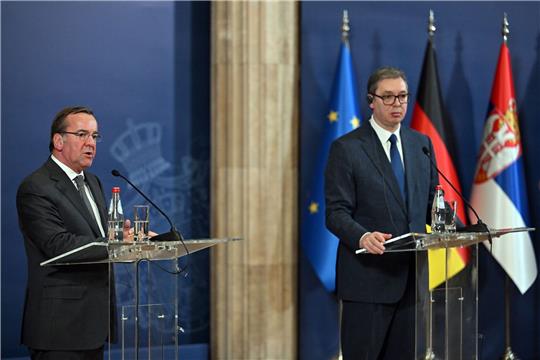 Boris Pistorius und Aleksandar Vucic (r) geben gemeinsam eine Pressekonferenz.