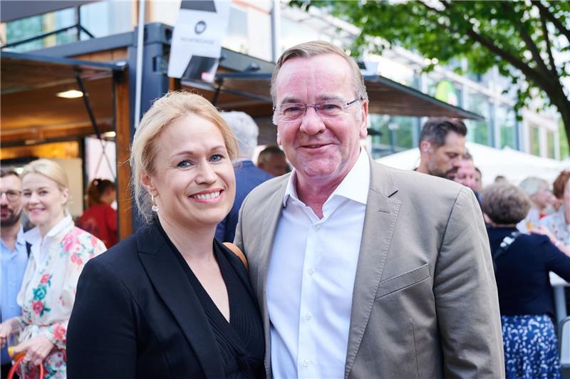 Verteidigungsminister Pistorius hat geheiratet Boris Pistorius und Julia Schwanholz haben sich zwischen den Jahren das Jawort gegeben.