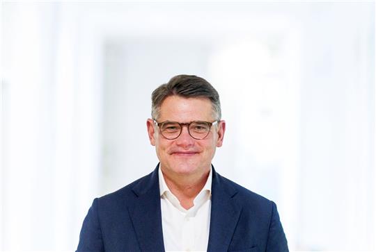 Boris Rhein, Ministerpräsident von Hessen, steht im Landtagsgebäude.