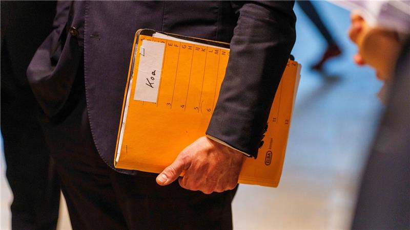 Schwarz-Rot statt Schwarz-Grün in Hessen Boris Rhein mit einer Mappe, die die Bezeichnung «Koa» trägt. Die CDU will mit der SPD in Hessen eine Regierungskoalition bilden.