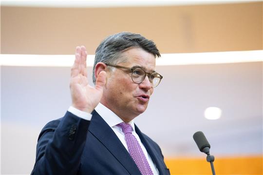 Boris Rhein wird im Landtag in Wiesbaden als neuer Ministerpräsident von Hessen vereidigt.