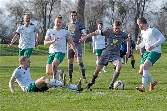 Bornhausens Siegtorschütze Benjamin Makowski (2. v. r.) wird von mehreren Spielern des VfB Dörnten umkreist.