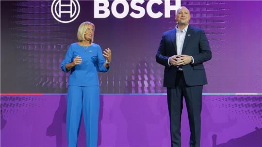 Bosch hat auf der Technikmesse CES ein KI-basiertes Fahrzeug-Cockpit vorgestellt. 