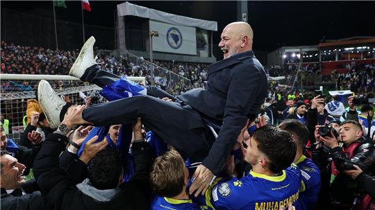 Bosniens Trainer Sergej Barbarez lässt sich nach dem Sieg feiern.