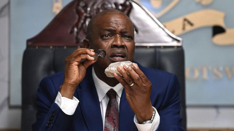 Riesiger Rohdiamant in Botsuana gefunden Botswanas Präsident Mokgweetsi Masisi begutachtet den vermutlich zweitgrößten Rohdiamant der Welt, der in seinem Land entdeckt wurde.