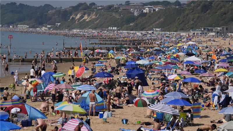 Bournemouth im Badewetter: In Dorset genießen Menschen die Hitze am Strand in Großbritannien.