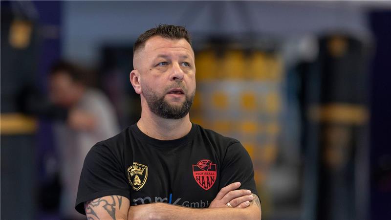 Lehrerin vor Box-Olymp: Historische Chance für „Tiny Tina“ Box-Trainer Alexander Haan betreute Tina Rupprecht von Anfang an.