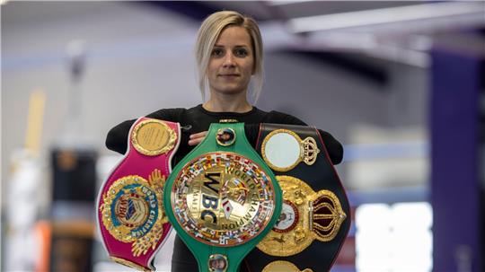 Boxerin Tina Rupprecht mit ihren drei WM-Gürteln - einer fehlt noch.