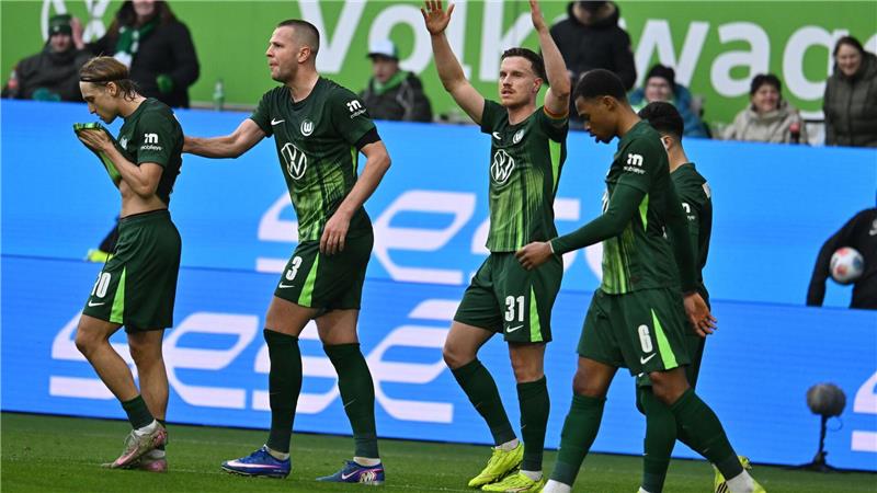Erneute Pleite für Wolfsburg: 2:3 gegen den FC Augsburg Brachte den VfL Wolfsburg in Führung: Ersatz-Kapitän Yannick Gerhardt (3.v.l.)