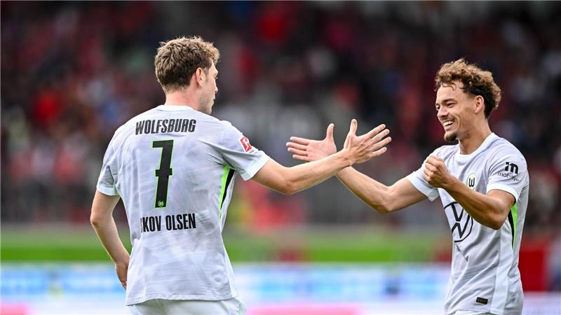 Traumtore bei Wolfsburger Sieg in Heidenheim Brachte den VfL in Führung: Der Däne Andreas Skov Olsen (l.).