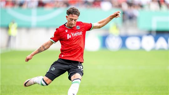 Brachte sein Team im Test gegen Hansa Rostock in Führung: Hannovers Jannik Rochelt. 