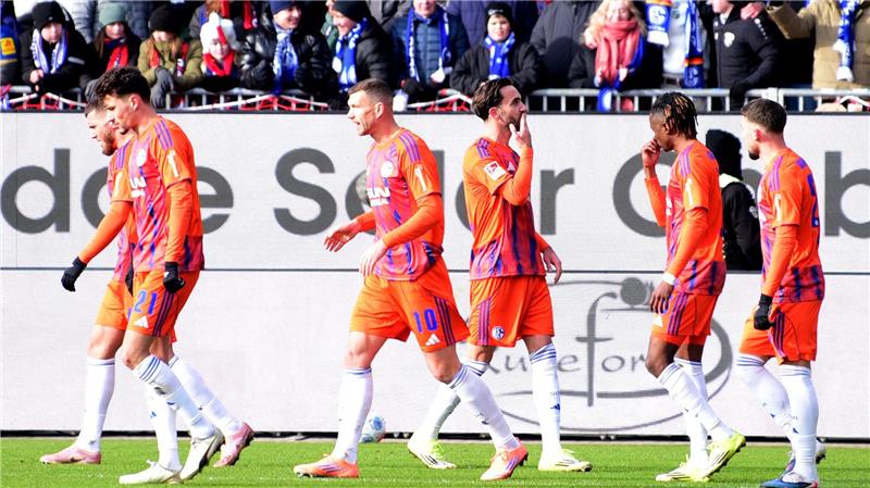 Brachte sein Team in Führung: Schalkes Kapitän Kenan Karaman (3.v.r).