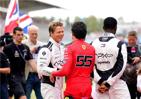 Brad Pitt (l, im Gespräch mit Fahrer Carlos Sainz) und Damson Idris (r) sind auf der Formel-1-Strecke in Silverstone mit von der Partie.