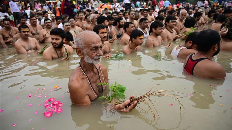 Brahmanen führen das Shravani-Ritual in der Stadt Prayagraj anlässlich des Raksha-Bandhan-Festes durch. Raksha Bandhan ist ein wichtiger Feiertag im Hinduismus.
