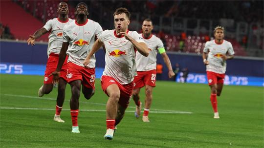 Brajan Gruda von RB Leipzig (M.) jubelt mit seinen Teamkollegen nach dem Treffer zum 1:0.